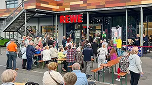 Starauftritt vor dem Supermarkt