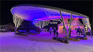 beleuchteter Getränkestand im Winter